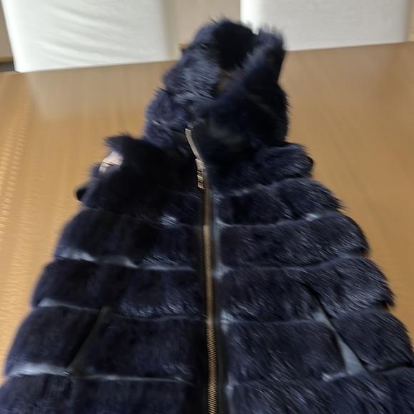 Stunning furry hooded vest - Picture 4 of 11